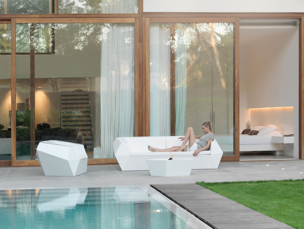 faz-side-table-vondom-core-furniture-lifestyle-1