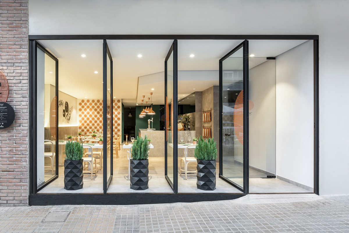 marquis-low-planter-black-vondom-core-furniture-lifestyle-1