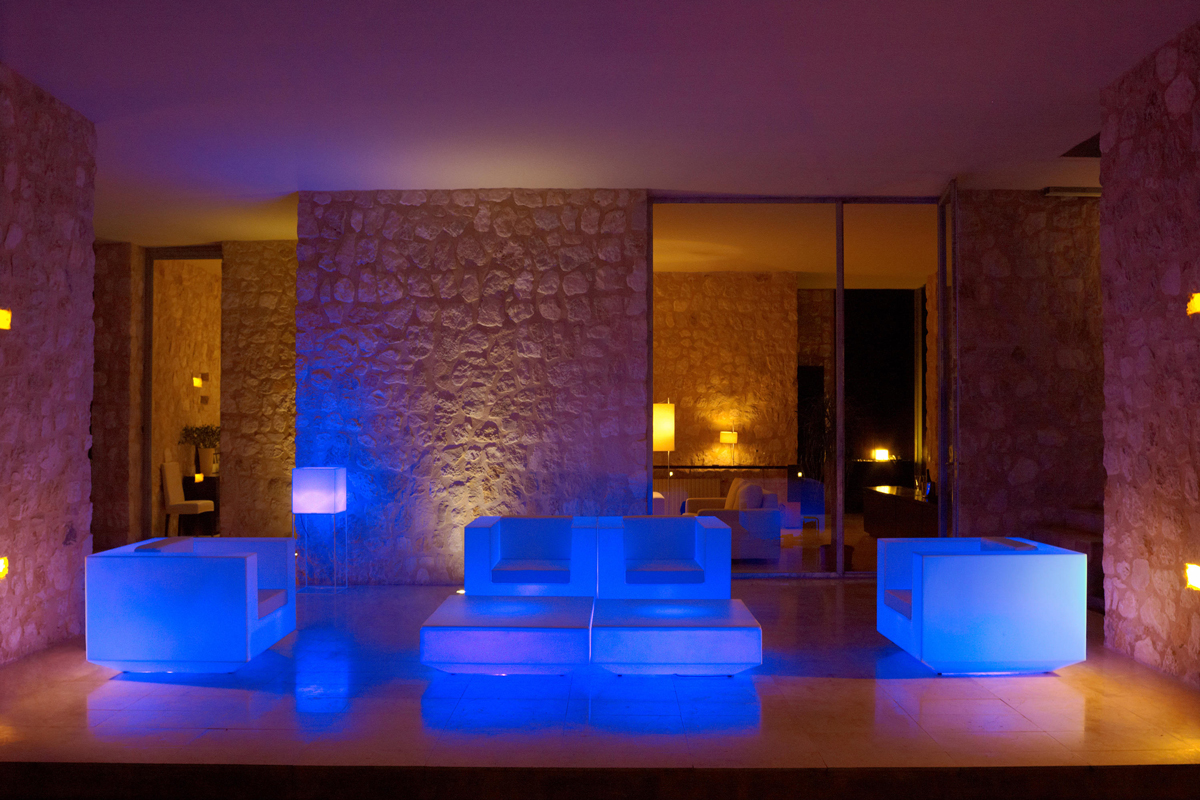 vela-coffee-table-vondom-core-furniture-lifestyle-7