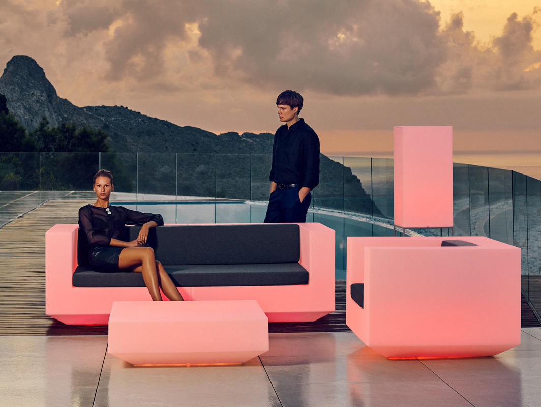 vela-sofa-vondom-core-furniture-lifestyle-1