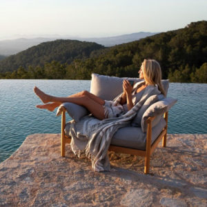 tibbo-lounge-chair-xl-lifestyle-dedon-core-furniture