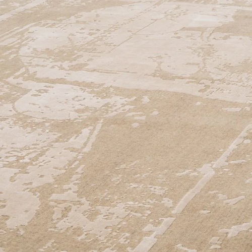 Luxurious Carpet Akhtihotep by Eichholtz in sand / ivory combination. Hand woven blended with 60% wool / 20% cotton and 20% viscose